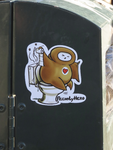 908550 Afbeelding van een sticker met een prentje van het graffitifiguurtje The Friendly Hero van Mr. Kubus op het ...
